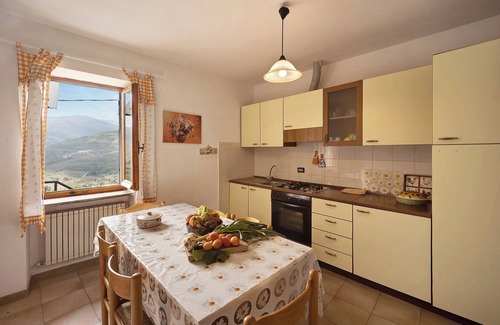 Casanova Lerrone Apartment | Pet-Friendly Apartment 'Casa dei Fiori' with Mountain View & Wi-Fi