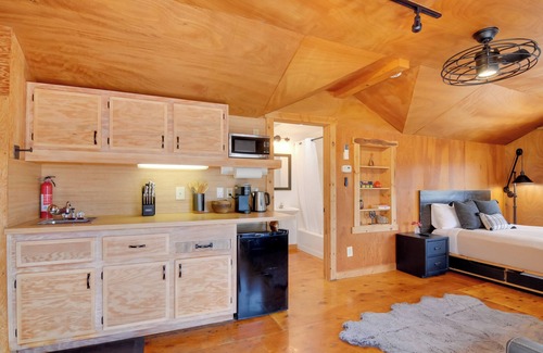 Apple Valley Apartment | Pet-Friendly Apple Valley Getaway w/Fire Pit!