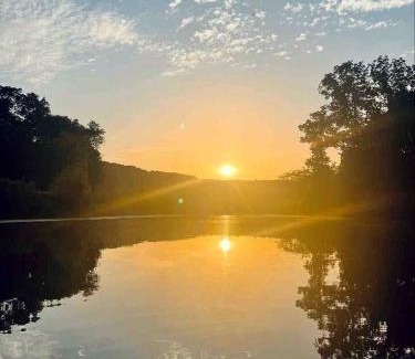 Hartsburg House | Pet-Friendly Cabin for Romantic, Off-the-Grid Glamping Escapes in Missouri