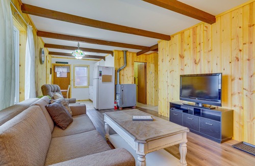 Mauston Cabin | Pet-Friendly Cabin Retreat: Wisconsin River Access