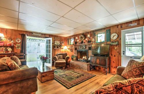 Williamsburg House | Pet-Friendly Cabin with Fire Pit, BBQ and Great Deck!