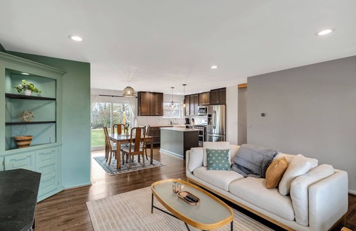 Mount Saint Joseph House | Pet Friendly Charming 2Br house, Open Floor Plan, Modern Kitchen, Office