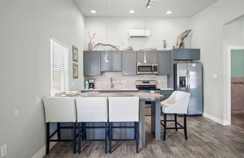 Port Aransas House | Pet Friendly Close to Beach Shadow Palm Villa 6