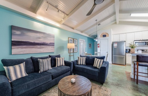 Corpus Christi Cottage | Pet-Friendly Cottage w/a Sparkling Pool, Covered Private Patio, & Turf Grass