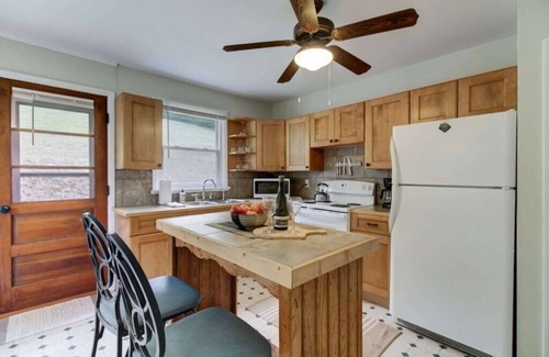 Hot Springs House | PET FRIENDLY COTTAGE 3.5 MILES FROM LAKE MOOMAW!