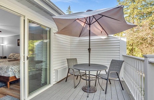 Elkhart Lake Villa | Pet Friendly Courtyard View