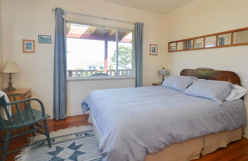 Union Bay House | Pet Friendly Cute Character Home - Steps To Ocean