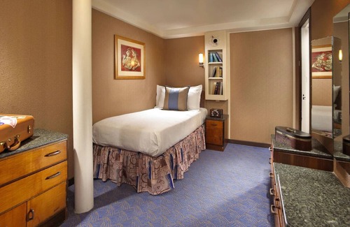 Harbor Hotel | Pet Friendly Family Stay! Onsite Dining & Bar!
