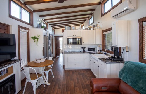 Lampasas House | Pet-Friendly Farmhouse Tiny Home w/Private Deck