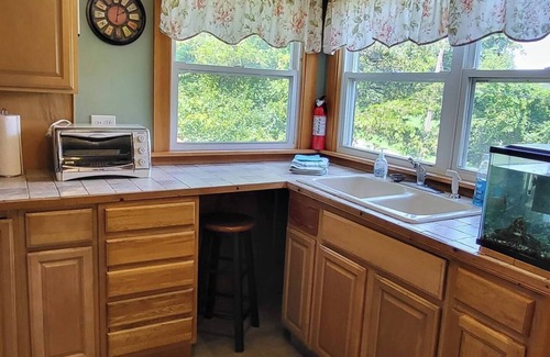 Town of New Baltimore Cottage | Pet Friendly Fenced Yard Hot Tub Romantic