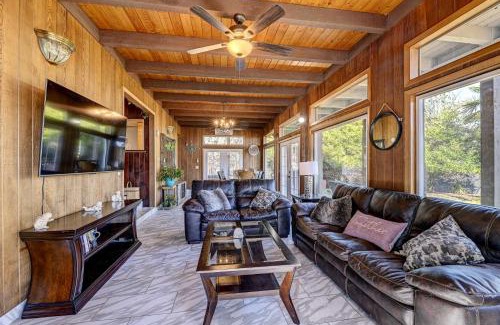 Grants Pass House | Pet-Friendly Grants Pass Home with Hot Tub!