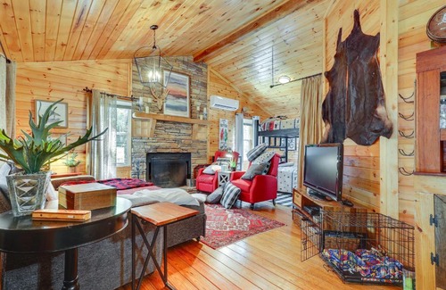 Haleyville House | Pet-Friendly Haleyville Cabin Rental with Kayaks!
