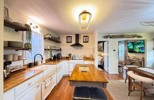 Hudson Cottage | Pet-Friendly Hudson Escape w/Hot Tub