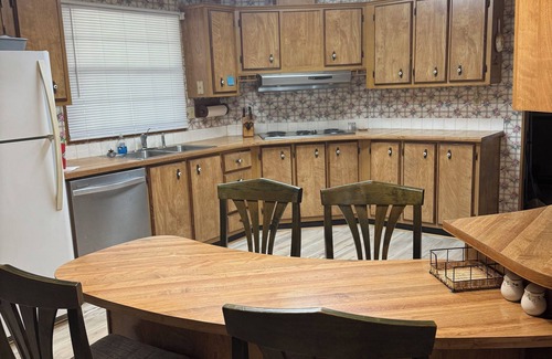 Ore City House | Pet Friendly - Lakeside Retreat - Wheel Chair Accessible