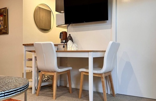 Canberra Apartment | Pet friendly-Leafy Ground Floor Studio -Secure Courtyard, quiet neighbourhood