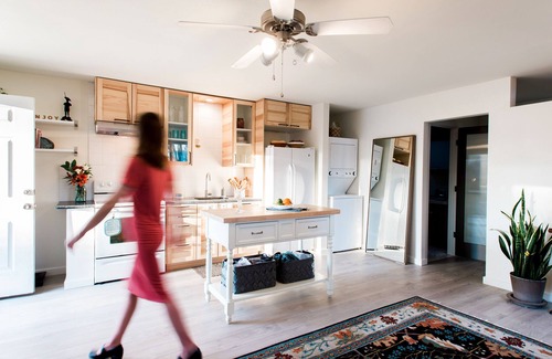 Central Point Cottage | Pet Friendly, Light-filled, Organic Studio, Full Kitchen, Hot Tub