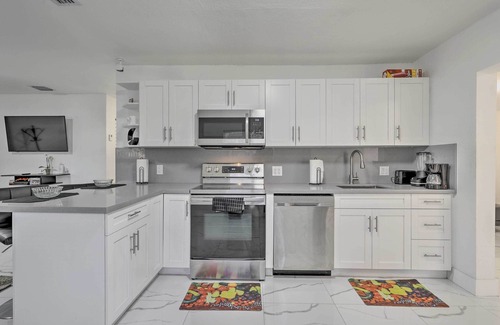 Pinewood House | Pet-Friendly Miami House ~ 8 Mi to Beaches!