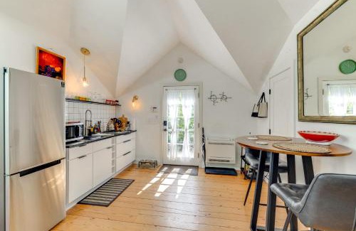 Bryn Mawr Apartment | Pet-Friendly Minneapolis Studio Walk to Lake!