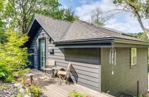 Bryn Mawr Apartment | Pet-Friendly Minneapolis Studio Walk to Lake!
