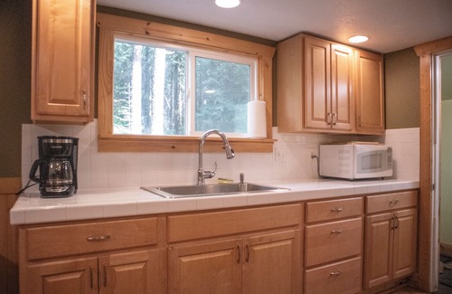 Rhododendron Cabin | Pet Friendly, Mt Hood Cabin With Hot Tub!