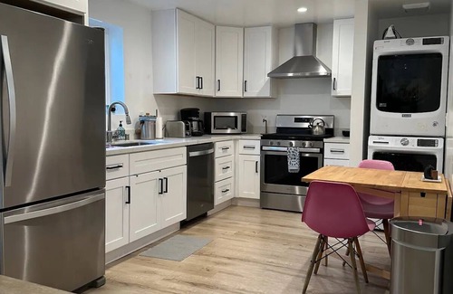 Longfellow Apartment | Pet-Friendly North Oakland Sanctuary