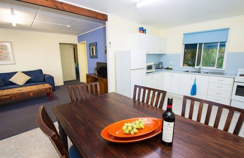 Pialba House | Pet friendly Pialba Beach House across from beach, close to waterpark