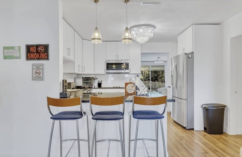 North Central Hollywood House | Pet friendly Pool Home in Hollywood Close to Beaches Airport Stadium Sleeps 8