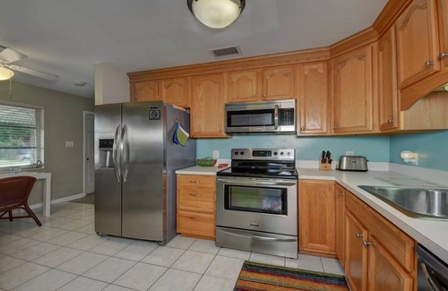 Stuart Cottage | Pet Friendly, Remodeled, Super Clean Cottage near Beach & quaint downtown Stuart