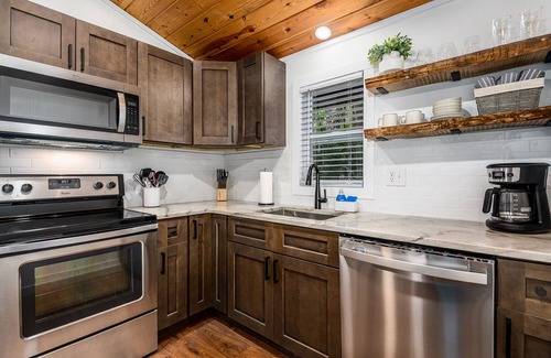 Newland House | Pet Friendly- Romantic Getaway- Hiking galore nearby BRPW & Grandfather Mountain