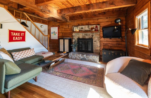 Haywood Cabin | PET-FRIENDLY Stay Near Old Rag + White Oak Canyon - Cozy Log Cabin