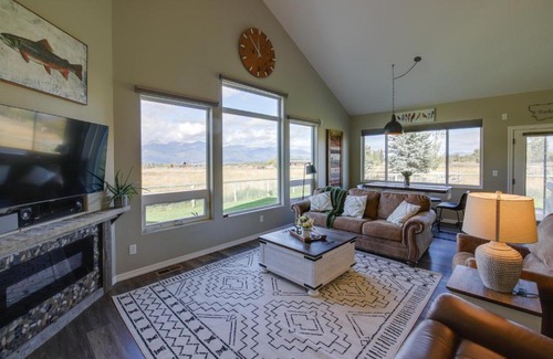 Stevensville House | Pet-Friendly Stevensville Home with Mountain Views!