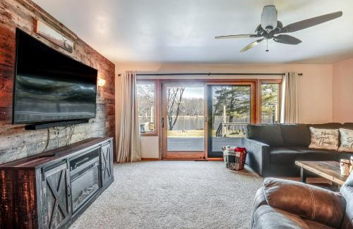 Tomahawk House | Pet-Friendly Tomahawk Home Deck and Private Hot Tub