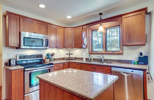 Tomahawk House | Pet-Friendly Tomahawk Home: Deck & Private Hot Tub