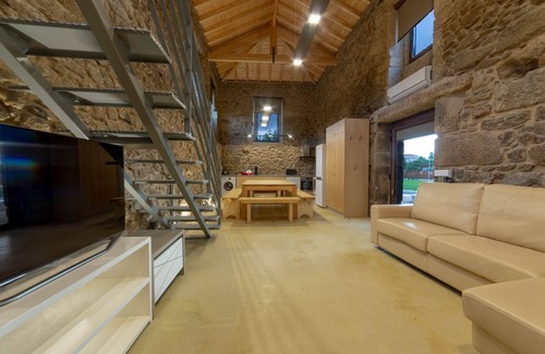 Braga Villa | Pet-friendly Vacation Home Villae Carreiro with Pool, A/C, Wi-Fi, Garden & Terrace