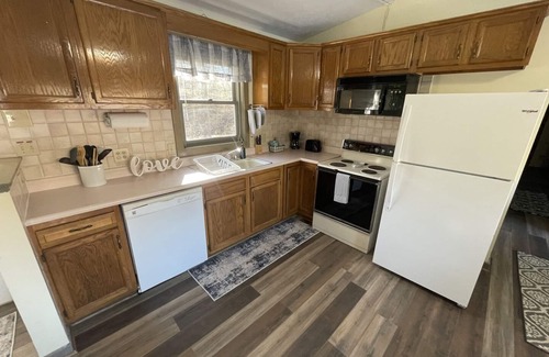 Albany Cottage | Pet Friendly Vacation Rental w/hot tub on 6-Acre Lake near Hocking Hills