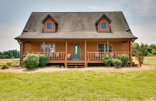 Vienna House | Pet-Friendly Vienna Cabin with Screened-In Porch!