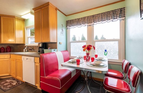 Bremerton House | Pet-Friendly Vintage Home Fenced Yard