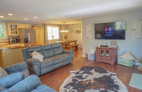 Thurston House | Pet friendly w/dog run, country living & mountain views close to town with wifi