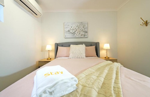 Ringwood House | Pet Friendly Well-appointed 3BM Retreat Parking Netflix