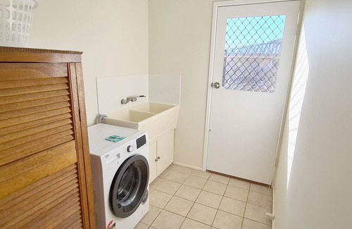 Avoca House | Pet & Tradie Friendly house with Bedroom Aircons