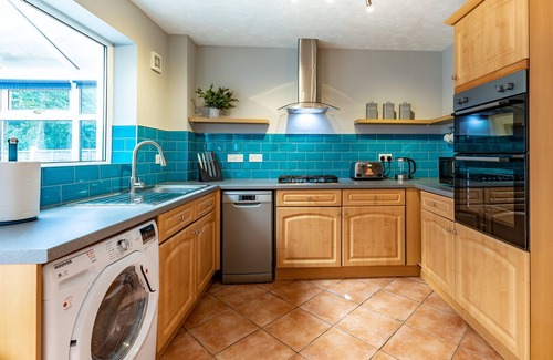 Peterborough House | Peterborough Contractors,6Beds,2Baths,Free Parking6