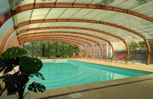 Chadurie House | Petit gîte romantique avec piscine couverte, jardin et animaux, proche de la nature à Chadurie - FR-1-653-234