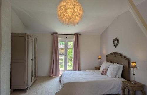 Chadurie House | Petit gîte romantique avec piscine couverte, jardin et animaux, proche de la nature à Chadurie - FR-1-653-234