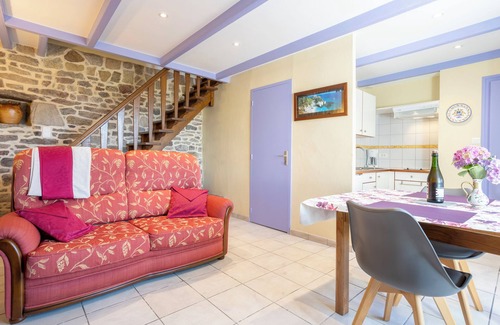 Mahalon Cottage | Petite house 'Glycine, Kerantum' with shared garden and Wi-Fi