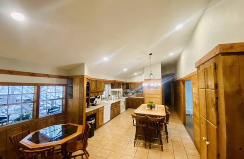 Stemley Cabin | Pets/Kids love the Jacuzzi @ Large Lakeside Cabin