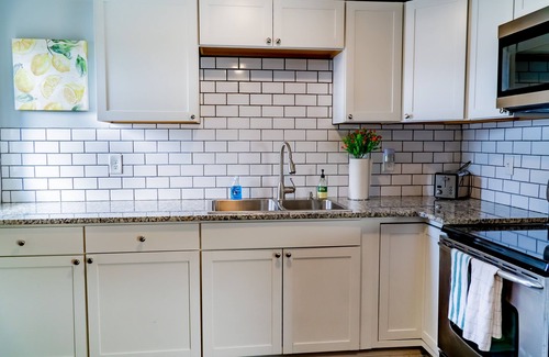 Lakeshore South House | Pets, King bed, St Johns Terrace Close to Downtown
