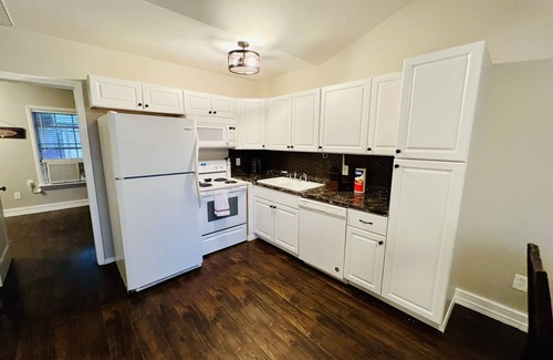 Lincoln Apartment | Pet’s love “The Bachelor” Lakefront Apt @ Sunset Estates