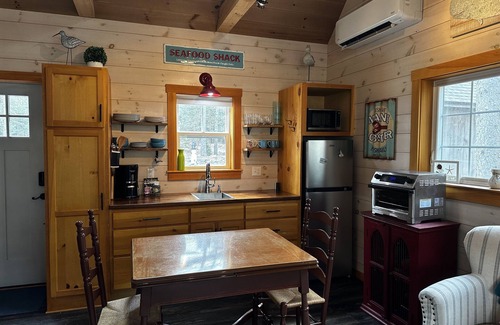 Bristol Cottage | Pets Stay Free! 3 Modern Cottages, w/Heat & AC, 1st flr King & Stand-up Loft