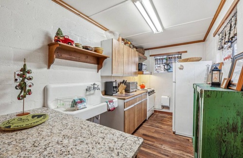 Berkeley Springs Cabin | Pets | Wifi | Pond | Fireplace | Deck | Grill | Screen Porch |Private