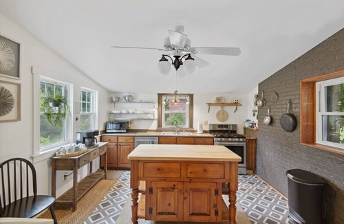 Boyce Cottage | Pets? YES! 🐕 Hot Tub ★ Fire Pit ★ Fast Wi-Fi